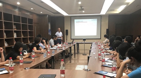 华体(中国)李总受邀参加企业家座谈会